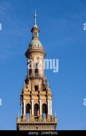 Detail des Turms über dem Nordtor der Plaza de Espana in Sevilla Stockfoto