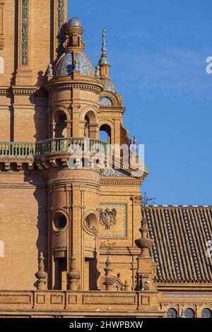 Nahaufnahme der Dekorationen des Nordtores an der Plaza de Espana in Sevilla Stockfoto