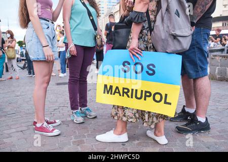 Buenos Aires, Argentinien; 6. März 2022: marsch für den Frieden in der Ukraine gegen den russischen Krieg und die Invasion. Nicht erkennbare junge Frau, die eine Ukrainerin in der Hand hält Stockfoto