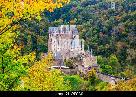 Burg Eltz oder Burg Eltz. Mittelalterliche Burg auf den Hügeln oberhalb der Mosel. Rheinland-pfalz Deutschland. Stockfoto