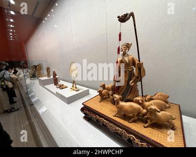 Peking, Peking, China. 7. März 2022. Am 5. März 2022 wird in Peking die Ausstellung „Schätze Chinas – Ausstellung des immateriellen chinesischen Kulturerbes und der Künste und des Handwerks“ im Nationalen Kunstmuseum von China gezeigt, die viele Touristen zum Check-in anzieht. Das Bild zeigt Touristen, die die Ausstellungshalle von ''Handwerkskunst der Großmächte' besuchen (Foto: © SIPA Asia via ZUMA Press Wire) Stockfoto