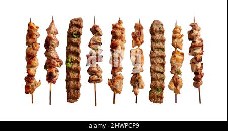 Gegrillte Fleischspieße Sorte isoliert auf weiß, Souvlaki Huhn und Schweinefleisch, Kebab Döner. Griechisches Grillessen, Blick von oben. Designelement Stockfoto