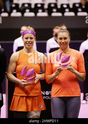 Laura Siegemund (GER), Vera Zvonareva feiern nach dem Sieg gegen Alicia Barnett, Olivia Nicholls (GBR) beim Doppel-Finale der Open 6ème Sens, Métropole de Lyon 2022, WTA 250 Tennisturnier am 6. März 2022 im Palais des Sports de Gerland in Lyon, Frankreich - Foto Patrick Cannaux / DPPI Stockfoto