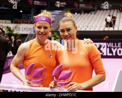 Laura Siegemund (GER), Vera Zvonareva feiern nach dem Sieg gegen Alicia Barnett, Olivia Nicholls (GBR) beim Doppel-Finale der Open 6ème Sens, Métropole de Lyon 2022, WTA 250 Tennisturnier am 6. März 2022 im Palais des Sports de Gerland in Lyon, Frankreich - Foto Patrick Cannaux / DPPI Stockfoto