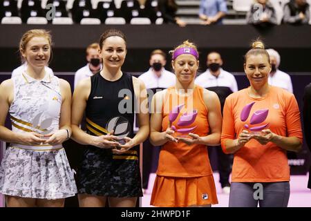 Laura Siegemund (GER), Vera Zvonareva feiern nach dem Sieg gegen Alicia Barnett, Olivia Nicholls (GBR) beim Doppel-Finale der Open 6ème Sens, Métropole de Lyon 2022, WTA 250 Tennisturnier am 6. März 2022 im Palais des Sports de Gerland in Lyon, Frankreich - Foto Patrick Cannaux / DPPI Stockfoto