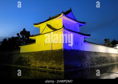 Präfektur Kyoto, Japan. 6.. März 2022. Das Weltkulturerbe Schloss Nijo ist am 6. März 2022 in den Farben der ukrainischen Flagge in der Präfektur Kyoto, Westjapan, nach der russischen Invasion in der Ukraine, beleuchtet. Quelle: Hideaki Tanaka/AFLO/Alamy Live News Stockfoto