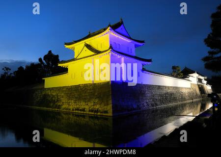 Präfektur Kyoto, Japan. 6.. März 2022. Das Weltkulturerbe Schloss Nijo ist am 6. März 2022 in den Farben der ukrainischen Flagge in der Präfektur Kyoto, Westjapan, nach der russischen Invasion in der Ukraine, beleuchtet. Quelle: Hideaki Tanaka/AFLO/Alamy Live News Stockfoto