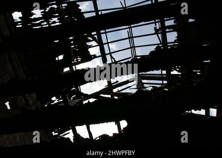 Zivile Häuser in Flammen, zerstört durch Luftangriff und Raketenangriff, Ukraine-Krieg, russisches Kriegsverbrechen Stockfoto