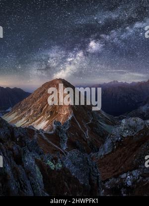 Berggipfel mit schöner Milchstraße in der Nacht, Slowakei - Tatra Stockfoto