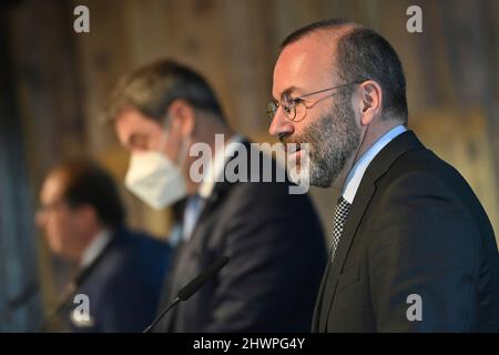 v.re:Manfred WEBER (Vorsitzender der Europäischen Volkspartei im Europäischen Parlament), Markus SOEDER (Ministerpräsident von Bayern und CSU-Vorsitzender), Alexander DOBRINDT (Vorsitzender der CSU-Landesgruppe im Deutschen Bundestag), Presseerklärung vor der Managementsitzung des CSU-Präsidiums in der CSU-Landesführung in München am 03/07/2022. Stockfoto