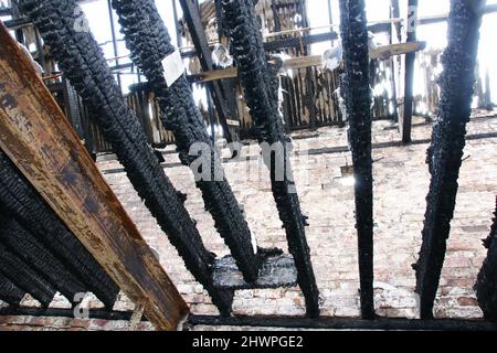 Zivile Häuser in Flammen, zerstört durch Luftangriff und Raketenangriff, Ukraine-Krieg, russisches Kriegsverbrechen Stockfoto
