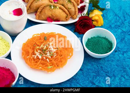 Holi Food Theme - Indischer Mithai Jalebi Ghewar Bekannt Als Jilapi, Jilebi, Jilipi, Zulbia, Jerry, Mushabak Mit Gujia Auch Gujiya, Pirukiya, Pedaki Genannt Stockfoto