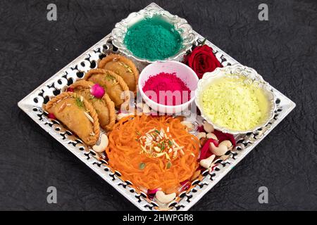 Holi Food Theme - Indischer Mithai Jalebi Ghewar Bekannt Als Jilapi, Jilebi, Jilipi, Zulbia, Jerry, Mushabak Mit Gujia Auch Gujiya, Pirukiya, Pedaki Genannt Stockfoto