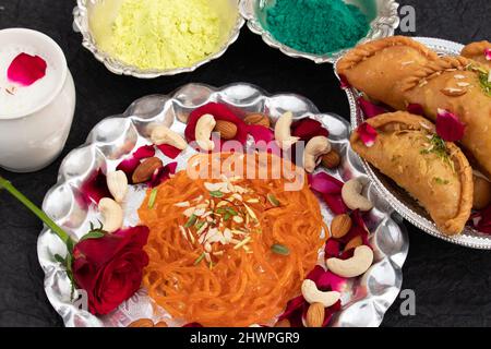 Holi Food Theme - Indischer Mithai Jalebi Ghewar Bekannt Als Jilapi, Jilebi, Jilipi, Zulbia, Jerry, Mushabak Mit Gujia Auch Gujiya, Pirukiya, Pedaki Genannt Stockfoto