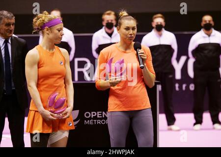 Laura Siegemund (GER), Vera Zvonareva feiern nach dem Sieg gegen Alicia Barnett, Olivia Nicholls (GBR) beim Doppel-Finale der Open 6eme Sens, Metropole de Lyon 2022, WTA 250 Tennisturnier am 6. März 2022 im Palais des Sports de Gerland in Lyon, Frankreich - Foto: Patrick Cannaux/DPPI/LiveMedia Stockfoto