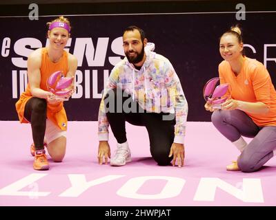 Laura Siegemund (GER), Vera Zvonareva feiern nach dem Sieg gegen Alicia Barnett, Olivia Nicholls (GBR) beim Doppel-Finale der Open 6eme Sens, Metropole de Lyon 2022, WTA 250 Tennisturnier am 6. März 2022 im Palais des Sports de Gerland in Lyon, Frankreich - Foto: Patrick Cannaux/DPPI/LiveMedia Stockfoto