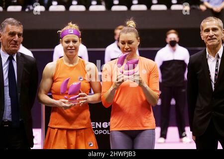 Laura Siegemund (GER), Vera Zvonareva feiern nach dem Sieg gegen Alicia Barnett, Olivia Nicholls (GBR) beim Doppel-Finale der Open 6eme Sens, Metropole de Lyon 2022, WTA 250 Tennisturnier am 6. März 2022 im Palais des Sports de Gerland in Lyon, Frankreich - Foto: Patrick Cannaux/DPPI/LiveMedia Stockfoto