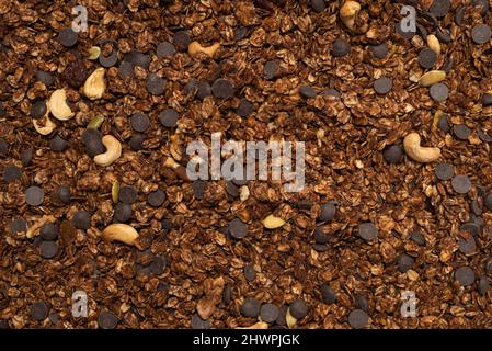 Schokoladengranola Müsli mit Nüssen Hintergrund. Draufsicht. Stockfoto