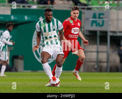 BUDAPEST, UNGARN - 6. MÄRZ: Anderson Esiti von Ferencvarosi TC übergibt den Ball neben Andrei Peteleu von Kisvarda Master Good während des ungarischen OTP Bank Liga-Spiels zwischen Ferencvarosi TC und Kisvarda Master Good am 6. März 2022 in der Groupama Arena in Budapest, Ungarn. Stockfoto