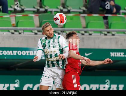 BUDAPEST, UNGARN - 6. MÄRZ: Eldar Civic von Ferencvarosi TC kämpft während des ungarischen OTP Bank Liga Spiels zwischen Ferencvarosi TC und Kisvarda Master Good am 6. März 2022 in der Groupama Arena in Budapest, Ungarn, um den Ball in der Luft mit Andrei Peteleu von Kisvarda Master Good. Stockfoto