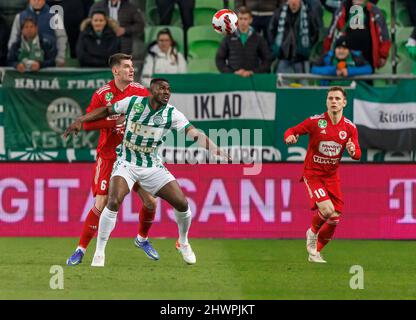 BUDAPEST, UNGARN - 6. MÄRZ: Bence Otvos von Kisvarda meistert gute Herausforderungen Anderson Esiti von Ferencvarosi TC neben Claudiu Bumba von Kisvarda Master Good #10 während des ungarischen OTP Bank Liga Spiels zwischen Ferencvarosi TC und Kisvarda Master Good am 6. März 2022 in der Groupama Arena in Budapest, Ungarn. Stockfoto