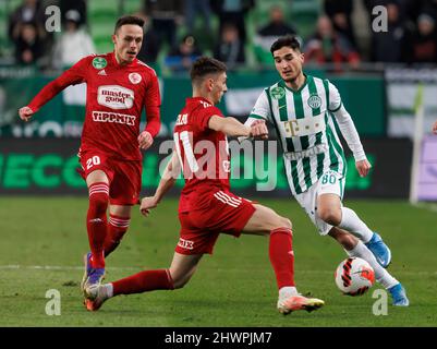 BUDAPEST, UNGARN - 6. MÄRZ: (l-r) Jaroslav Navratil von Kisvarda Master Good und Andrei Peteleu von Kisvarda Master Good Challenge Zeljko Gavric von Ferencvarosi TCwährend des ungarischen OTP Bank Liga Spiels zwischen Ferencvarosi TC und Kisvarda Master Good am 6. März 2022 in Budapest, Ungarn. Stockfoto