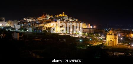 Panoramablick auf Ostuni bei Nacht, die weiße Stadt in Apulien, Süditalien Stockfoto