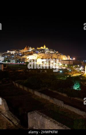 Panoramablick auf Ostuni bei Nacht, die weiße Stadt in Apulien, Süditalien Stockfoto