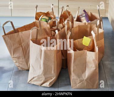 Umweltfreundliche wiederverwendbare Einkaufstaschen auf gefliestem Boden Stockfoto