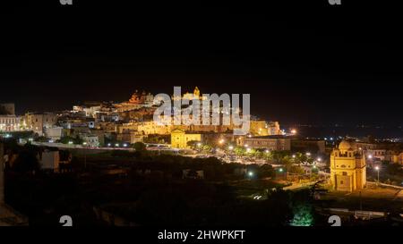 Panoramablick auf Ostuni bei Nacht, die weiße Stadt in Apulien, Süditalien Stockfoto