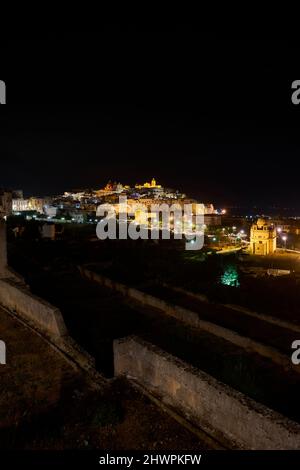 Panoramablick auf Ostuni bei Nacht, die weiße Stadt in Apulien, Süditalien Stockfoto