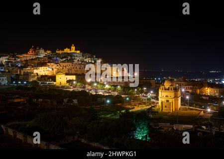 Panoramablick auf Ostuni bei Nacht, die weiße Stadt in Apulien, Süditalien Stockfoto