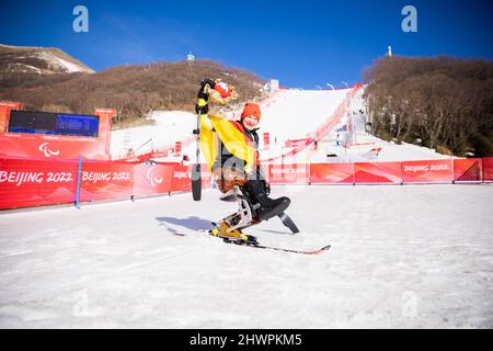 Peking, China. 07. März 2022. Paralympics, Para Alpine Skiing, Frauen, Kombiniert, Sitzen, Im Nationalen Alpinen Skizentrum: Anna-Lena Forster aus Deutschland freut sich über den ersten Platz. Quelle: Christoph Soeder/dpa/Alamy Live News Stockfoto