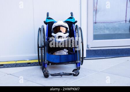 Peking, China. 07. März 2022. Paralympics, para Alpinski, Kombination, im Nationalen Alpinskizentrum: An der Bergstation steht ein Rollstuhl mit Skihelm. Quelle: Christoph Soeder/dpa/Alamy Live News Stockfoto