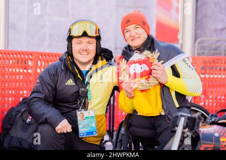 Peking, China. 07. März 2022. Paralympics, para Alpine Skiing, Frauen, kombiniert, sitzen, Im Nationalen Alpinen Skizentrum: Anna-Lena Forster aus Deutschland freut sich über ihren ersten Platz mit Justus Wolf, Nationaltrainer. Quelle: Christoph Soeder/dpa/Alamy Live News Stockfoto