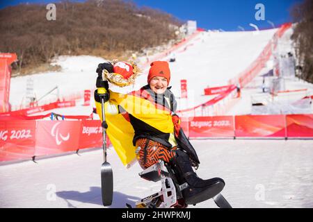 Peking, China. 07. März 2022. Paralympics, Para Alpine Skiing, Frauen, Kombiniert, Sitzen, Im Nationalen Alpinen Skizentrum: Anna-Lena Forster aus Deutschland freut sich über den ersten Platz. Quelle: Christoph Soeder/dpa/Alamy Live News Stockfoto