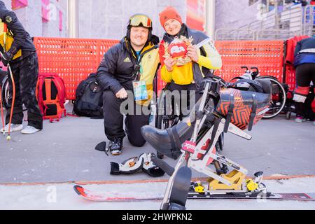 Peking, China. 07. März 2022. Paralympics, para Alpine Skiing, Frauen, kombiniert, sitzen, Im Nationalen Ski-Zentrum: Anna-Lena Forster aus Deutschland freut sich über ihren ersten Platz mit Justus Wolf, Nationaltrainer. Quelle: Christoph Soeder/dpa/Alamy Live News Stockfoto