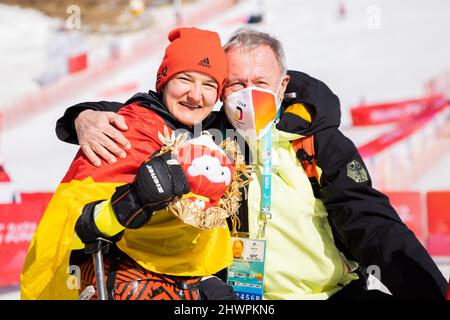 Peking, China. 07. März 2022. Paralympics, para Alpine Skiing, Frauen, kombiniert, sitzen, Im Nationalen Alpinen Skizentrum: Anna-Lena Forster aus Deutschland freut sich mit Friedhelm Julius Beucher, Präsident des Deutschen Behindertensportverbandes, über den ersten Platz. Quelle: Christoph Soeder/dpa/Alamy Live News Stockfoto