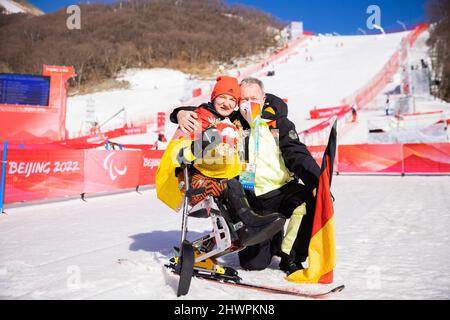 Peking, China. 07. März 2022. Paralympics, para Alpine Skiing, Frauen, kombiniert, sitzen, Im Nationalen Alpinen Skizentrum: Anna-Lena Forster aus Deutschland freut sich mit Friedhelm Julius Beucher, Präsident des Deutschen Behindertensportverbandes, über den ersten Platz. Quelle: Christoph Soeder/dpa/Alamy Live News Stockfoto