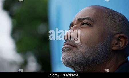 Ein nachdenklicher schwarzer afrikanischer älterer Mann schließt die Augen Stockfoto