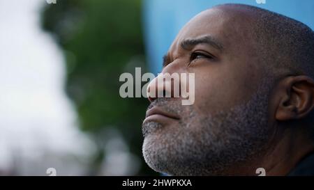 Ein nachdenklicher schwarzer afrikanischer älterer Mann schließt die Augen Stockfoto