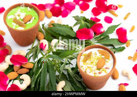 Spezielles indisches Getränk namens Shahi Bhaang Thandai ist ein mit Cannabis infundiertes kühlendes Getränk aus Bhang, Milch, eingeweicht in trockenen Früchten wie Mandeln Badam Pis Stockfoto