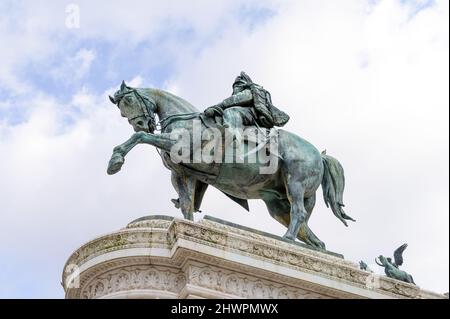 Viktor-Emanuel-II-Denkmal (Altar des Vaterlandes), mit Bronzestatue zu Ehren des ersten Königs von Italien, auf der Piazza Venezia, Rom, Italien Stockfoto