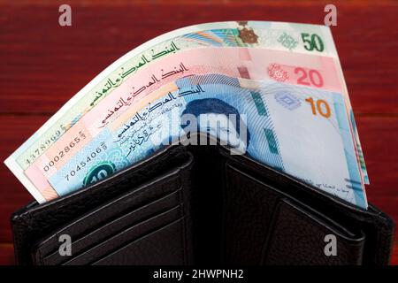 Tunesisches Geld - Dinar in der schwarzen Brieftasche Stockfoto