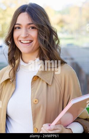 Lächelnder Universitätsstudent auf dem Campus Stockfoto