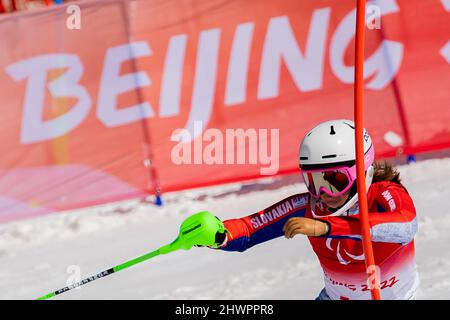 Peking, China. 07. März 2022. Paralympics, para Alpine Skiing, Frauen, kombiniert, stehend, Im Nationalen Alpinen Skizentrum: Petra Smarzova aus der Slowakei in Aktion. Quelle: Christoph Soeder/dpa/Alamy Live News Stockfoto