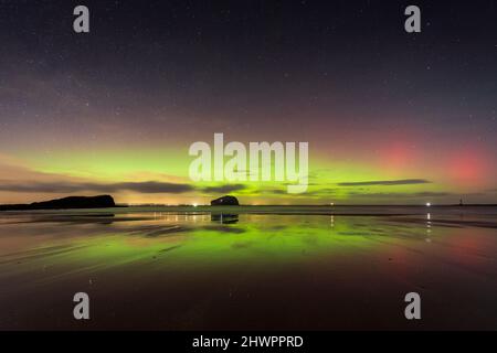 Wunderschöne Aurora Borealis über Seacliff Beach bei Nacht, North Berwick, East Lothian, Schottland Stockfoto