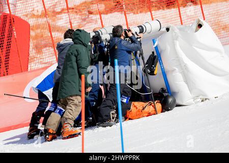 Peking, China. 07. März 2022. Paralympics, para Alpine Skiing, Frauen, kombiniert, im Nationalen Alpinen Ski-Zentrum: Fotografen stehen auf der Piste. Quelle: Christoph Soeder/dpa/Alamy Live News Stockfoto