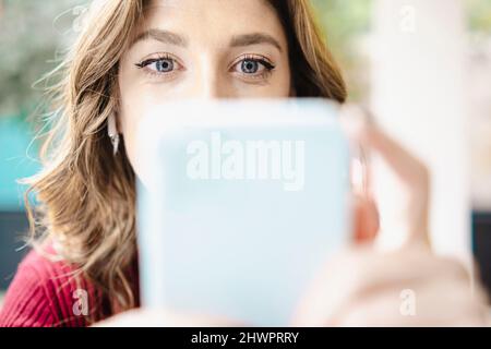 Junge Frau mit Smartphone Stockfoto