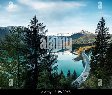 Schöne Aussicht auf die Faller-Klamm-Brucke-Brücke, die in Richtung Berge, Sylvensteinsee, Lenggries, Bayern, Deutschland führt Stockfoto